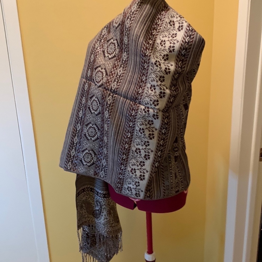 Beautiful Eggplant and brown Pashmina style scarf 🔴